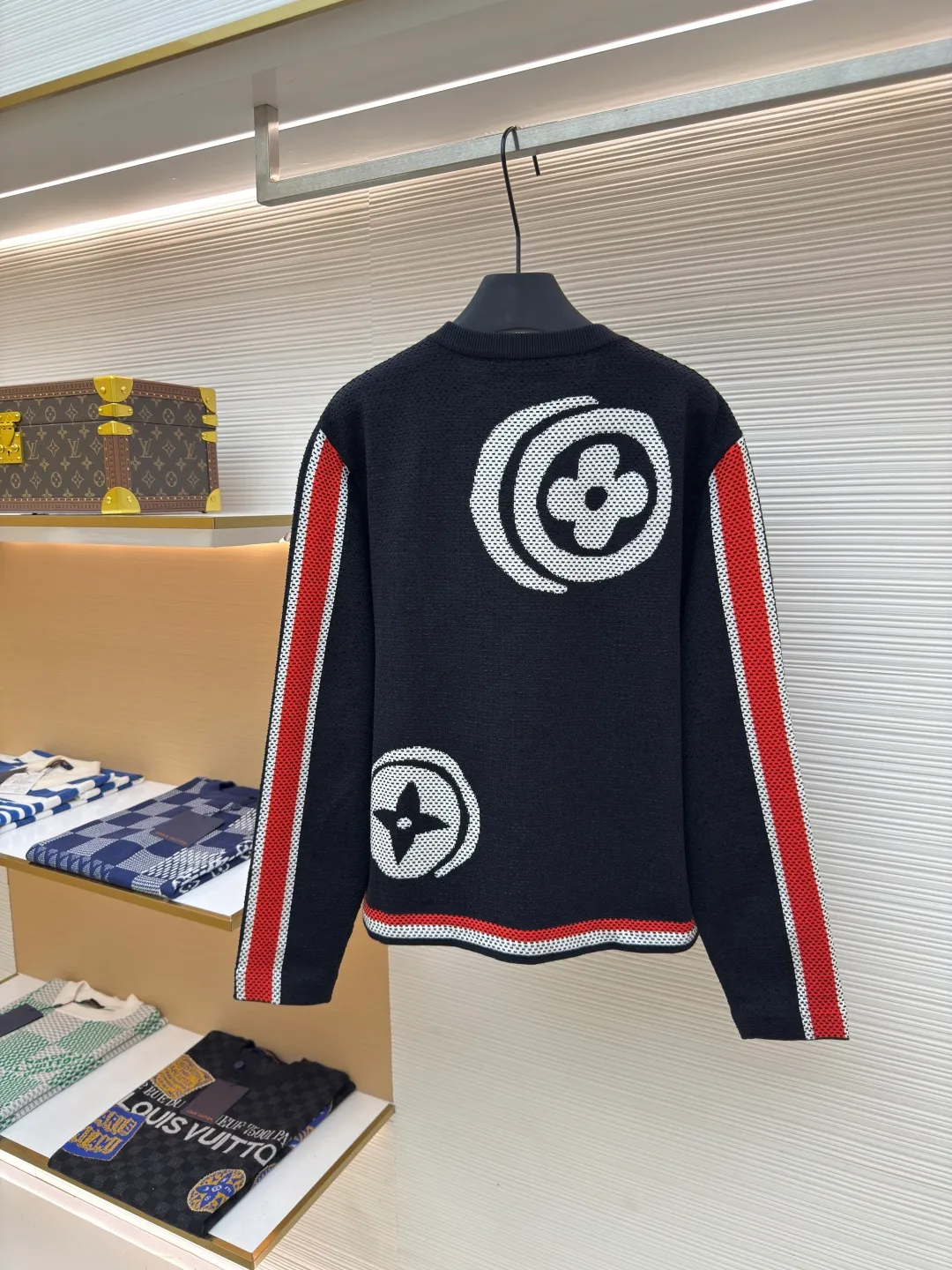LOUIS VUITTON x Nigo polka dot pattern knitted sweater ●Authentic product: Purchased and developed at 19400 ●Item number: 1680152-D05 ●Fabric: woolen material ●Technology: knitted ●Version: fitted version ●Weight: about 600 grams ●Size: XS-S-M-L ●Description: Made of imported pure cotton fabric customized by YB, it has excellent skin-friendliness and no burden when worn next to the body. It brings the ultimate comfort experience and has good breathability. You will not feel stuffy even if you wear it for a long time; the pattern design is unique, and the printed pattern on the chest uses complex computer technology to present the texture. Clear and three-dimensional; the stripe decoration technology is superb, the red and white stripes are neatly arranged along the cuffs and hem, the color contrast is sharp and the transition is natural, showing the attention to detail; the pockets and buttons are carefully installed, the position is precise, strong and durable, the overall routing is straight and delicate, the fabric is comfortable and soft, the color is consistent and there is no color difference It can be matched with the same style to create a fashionable look, and can be used in various occasions. Customized accessories, complete with three standards, same style for men and women!
